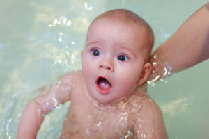 Ребенок боится купаться в ванночке