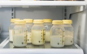 Можно ли хранить молоко сцеженное?