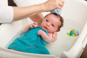 Как мыть новорожденную?