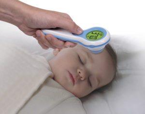 Как у новорожденных мерить температуру?