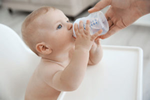 Надо давать новорожденным воду