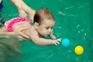 Купание ребенка в бассейне