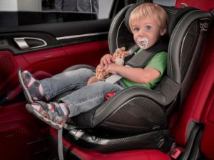 Можно ли ребенка сажать на переднее кресло?
