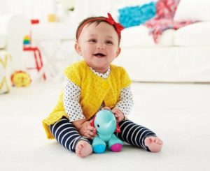 С какого возраста ребенку можно давать игрушки