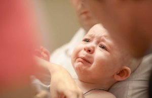 Почему месячный ребенок трясет подбородком?