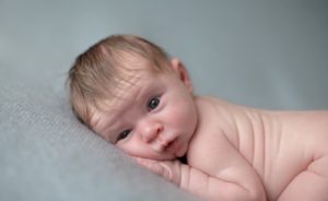 Во сколько начинает улыбаться малыш