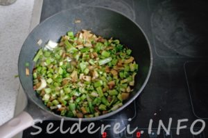 Сельдерей на сковороде. Жареный сельдерей. Рецепт стебли сельдерея на сковороде. Горячее блюдо из сельдерея. Жареный сельдерей.