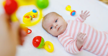 Во сколько месяцев ребенок играет с погремушками Во сколько месяцев ребенок играет с погремушками