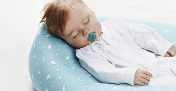 Во сколько ребенка можно ложить на подушку Во сколько ребенка можно ложить на подушку