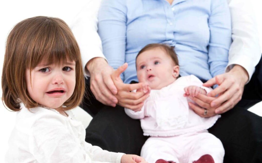 Ребенок 2 года ревнует к новорожденному