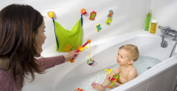 Можно купаться вместе с ребенком Можно купаться вместе с ребенком