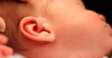 За ушами у новорожденного За ушами у новорожденного