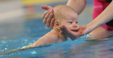 Обучение грудных детей плаванию Обучение грудных детей плаванию