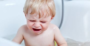 Ребенок 10 месяцев боится купаться Ребенок 10 месяцев боится купаться