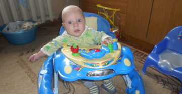 Во сколько ребенка сажают в ходунки Во сколько ребенка сажают в ходунки
