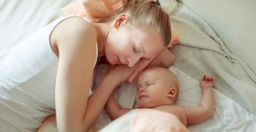 Ребенок спит только рядом с мамой Ребенок спит только рядом с мамой