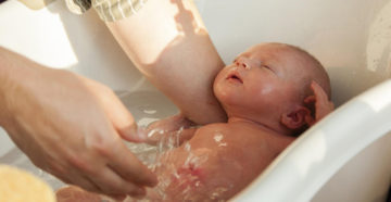 В какой воде мыть новорожденного