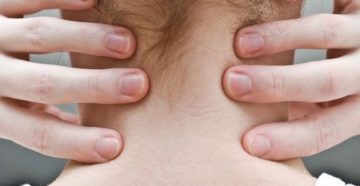 У ребенка затекает шея У ребенка затекает шея