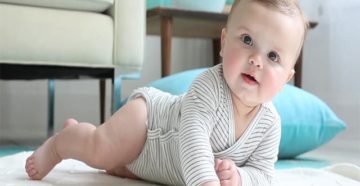 Во сколько месяцев девочки начинают переворачиваться Во сколько месяцев девочки начинают переворачиваться