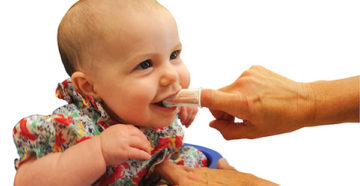 Как чистить ребенку зубы до года?
