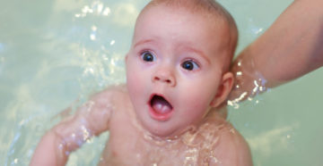 Ребенок боится купаться в ванночке Ребенок боится купаться в ванночке