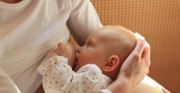 Кормление новорожденного ребенка грудью Кормление новорожденного ребенка грудью