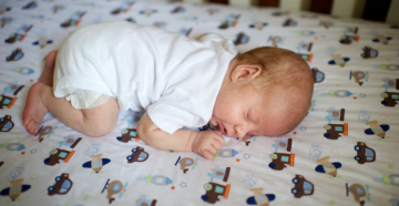 Можно спать на животе младенцу Можно спать на животе младенцу