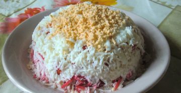 Слоеный салат с помидорами и ананасами