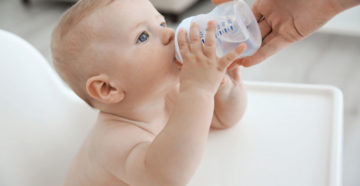 Надо давать новорожденным воду Надо давать новорожденным воду