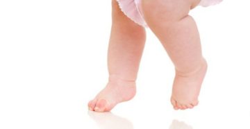 Ребенок 1 7 ходит на носочках Ребенок 1 7 ходит на носочках