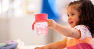 Как научит ребенка пить из кружки?