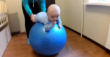 Занятия на фитболе с малышом 2 месяцев Занятия на фитболе с малышом 2 месяцев