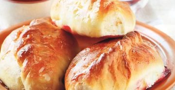 Постные пирожки с вишнями в духовке