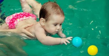 Как маленьких детей учат плавать? Как маленьких детей учат плавать?